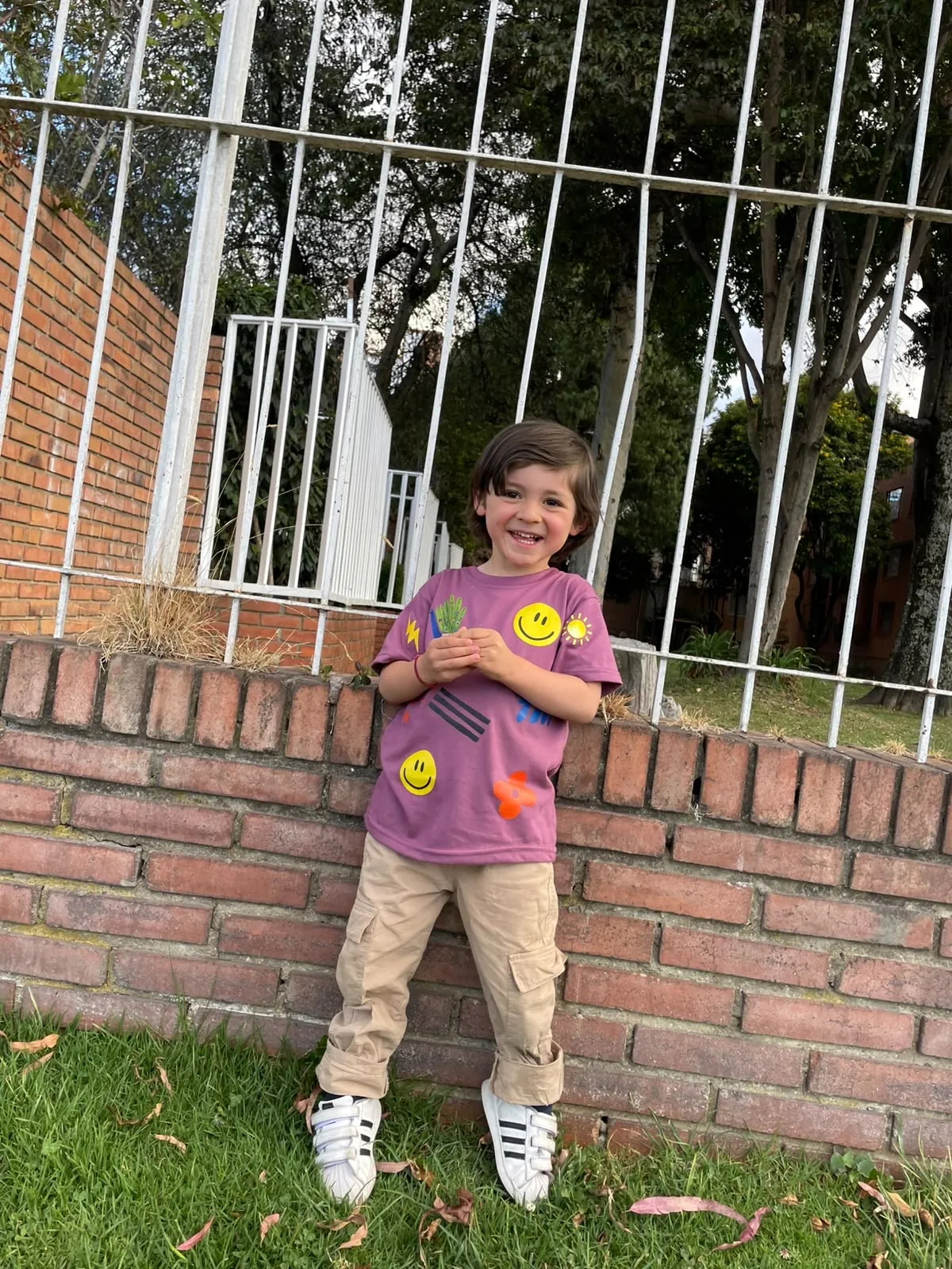 Niño feliz usando la camiseta que creó