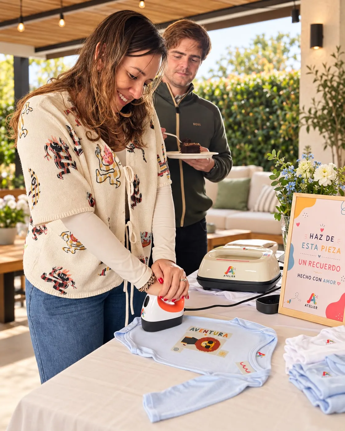 Invitada estampando con la plancha el body «Aventura» que diseñó
